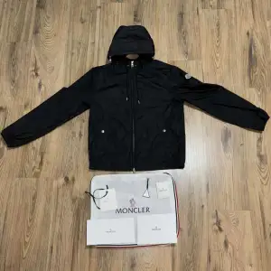 Moncler vindjacka storlek 2