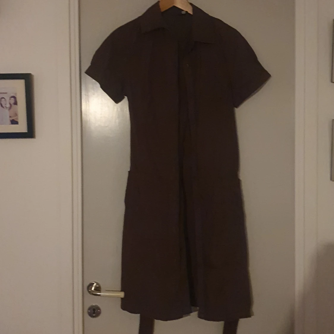 Brun kortärmad klänning