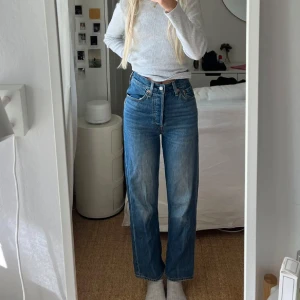 Levis jeans - Levis jeans sparsamt använda. Pris kan alltid diskuteras ⭐️W24 L27 Ribcage Straight  