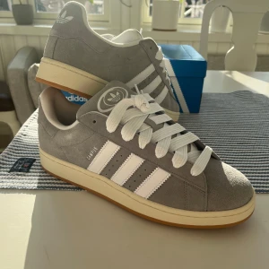 Adidas Campus NYA - Säljer ett par Campus i komplett NYSKICK med kartong, extra skosnören och kvitto. Storlek eu 48. Säljes pga fel storlek och utlöpt returdatum.