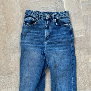 Blå jeans från Carin Wester - Säljer ett par snygga blå jeans från Carin Wester. De är högmidjade och har en straight passform som ger en klassisk look. Perfekta för både vardag och fest! 🥳