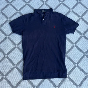 Polo Ralph Lauren Pike - Riktigt fin pike från Polo Ralph Lauren 🔥 Storleken är XL custom fit, Skicket är använt med viss solblekning, men en del försvinner i tvätten 👍 Därav pris!! Hör av er vid frågor eller funderingar 🙏