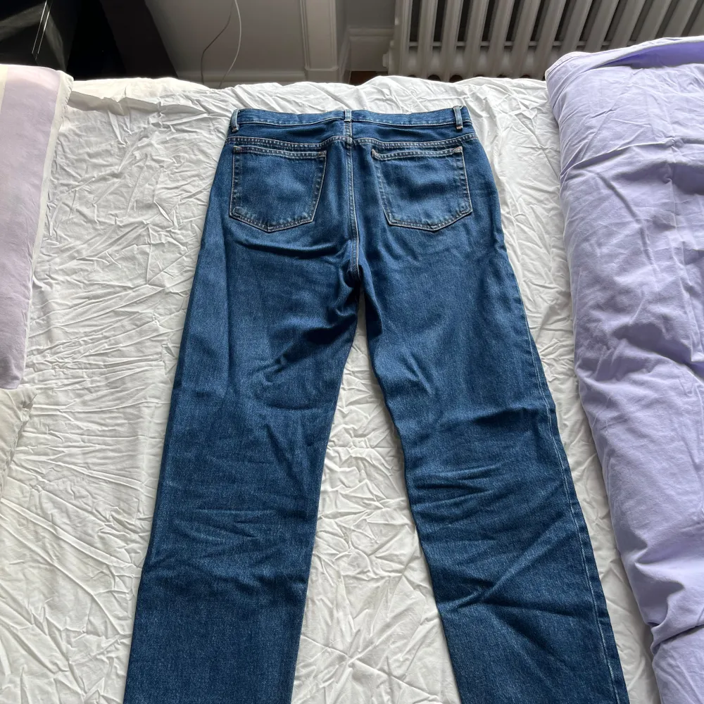 Säljer ett par APC jeans av modellen jean martin! Storlek 30. Riktigt schysst modell, väldigt lätt använda, skick 9/10. Nypris ligger på 2000kr. Jeans & Byxor.