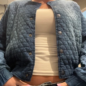 Jeans jacka  - Jeans jacka från H&M köpt för något år sedan och finns inte kvar i butiker  Den är i stolek 36 och passar mig som är mellan 36-38 och 167cm lång 