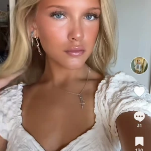 Bubbel blus  - Säljer denna bubbel blus från Gina som liknar väldigt mycket blusen från första bilden förutom det ribbade vid v ringningen!