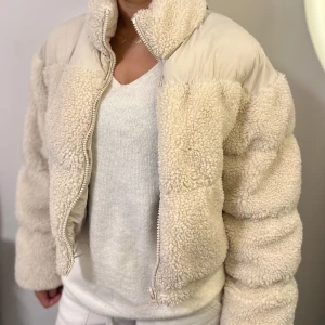 Teddy jacka kort  - Säljer denna jackan från HM, gammal. Använd några fåtal gånger men inga defekter. Säljer då den inte kommer till någon användning. 