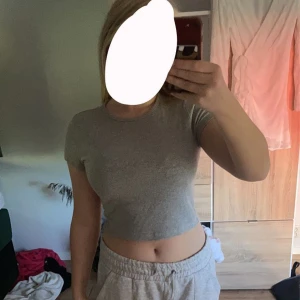 Ljusgrå kort topp - Säljer då den inte kommer till användning. Endast använd 1-2 gånger. Inga skador. Storlek S men passar även mig som har M. Skriv vid frågor. Använd gärna köp nu❣️