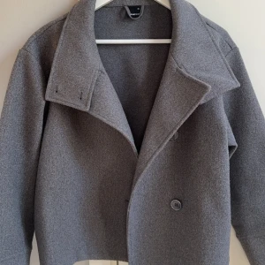 Grå kappa  - Grå kappa från Gina Tricot i xs. Är i mycket bra skick💕💕 