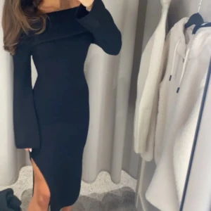 Stickad klänning - Jätteskön tajt stickad offshoulder klänning med slits från hm. Knappt använd. Säljs för 500kr