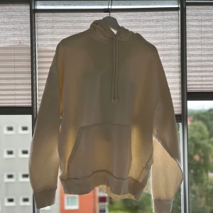 Hoddie  - Säljer denna hoddie pågrund av att jag ändrat still, vilka frågor som helst är välkomna.🫐