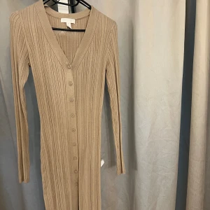 Stickad klänning - Beige stickad klänning i gott skick från H&M. •storlek S men passar M Vid mer info eller prisförfrågam kontakta!