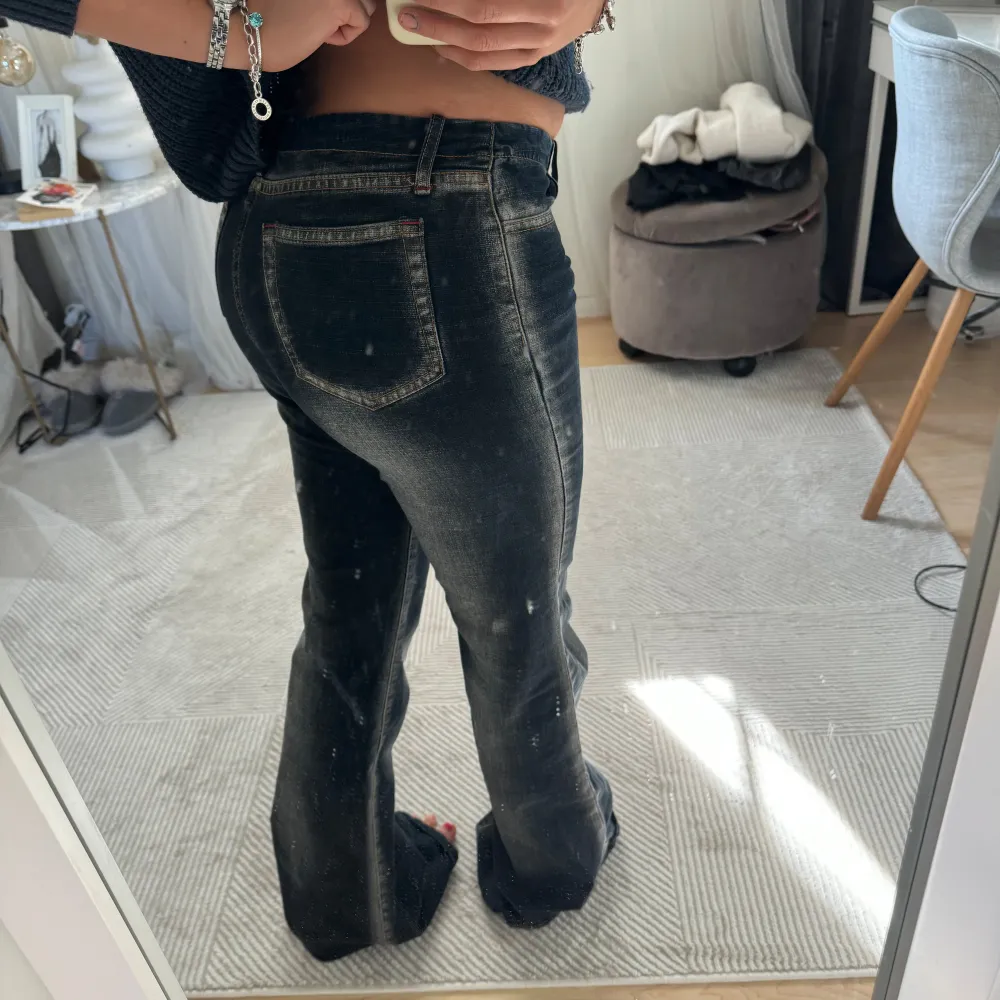 Såå snygga och unika utsvängda lågmidjade jeans med så cool tvätt😇😇. Jeans & Byxor.