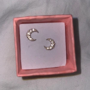 Sterling silver örhängen  - Söta halvmåne örhängen i silver💗