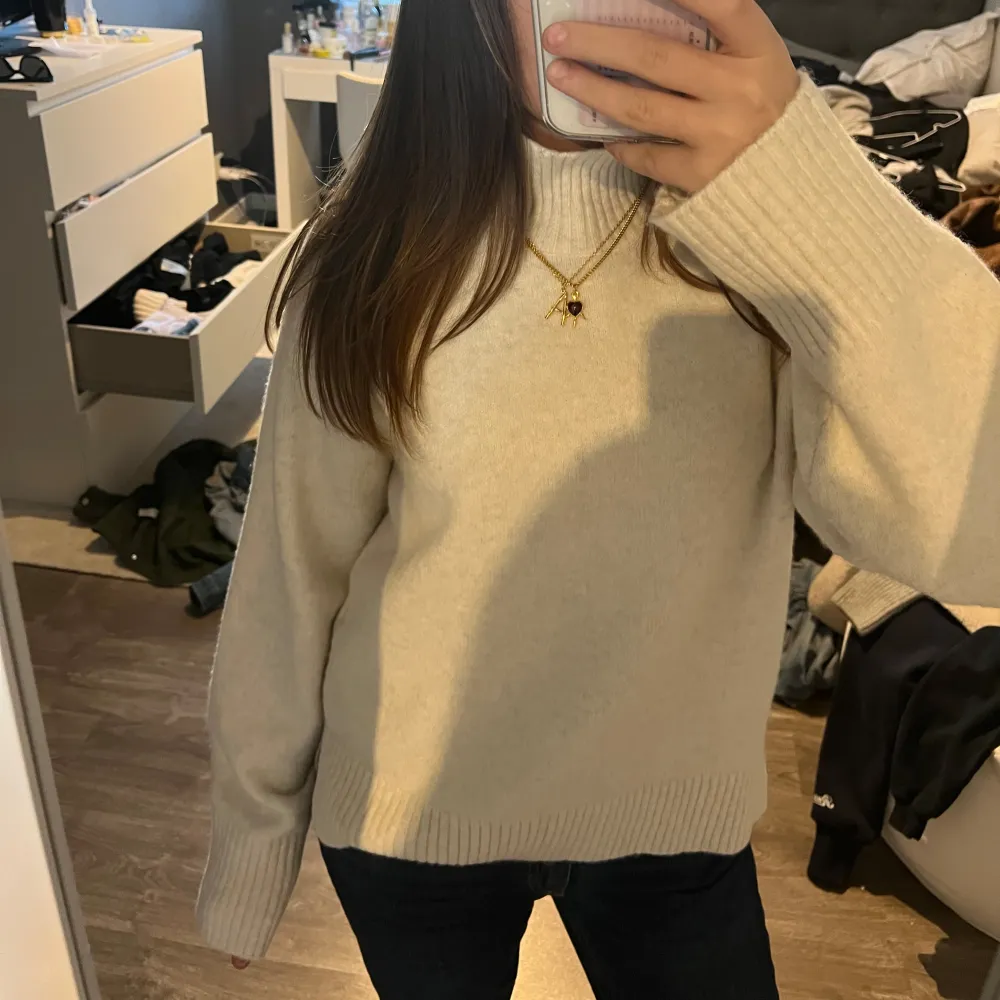 Beige stickad tröja med lite högre krage ifrån uniqlo. Använd en gång så iprincip i nyskick. Storlek Xs men passar mindre och större! Hör av er om ni har ytterligare frågor eller funderingar🫶🏼🙌🏼. Tröjor & Koftor.