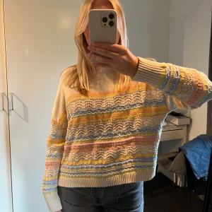 Flerfärgad stickad tröja - Säljer en superfin stickad tröja i flera färger. Den har ett härligt mönster med inslag av gult, blått, rosa och orange. nyskick!! Storleken är L men liten i storlek, mer en S/M! ❤️‍🔥