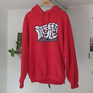 streetstyle hoodie - röd streetstyle hoodie i strl L, använd ett fåtal gånger