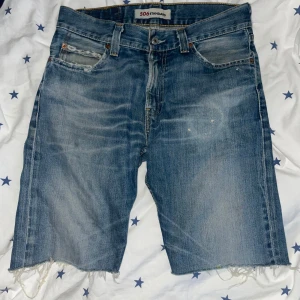 Vintage levis jorts - Säljer ett par baggy levis shorts 🫶🏻Skicket är helt ok men vänster framficka är lite sliten. 