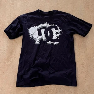 DC t-shirt - Snygg DC t shirt som inte kommer till användning längre. Står inte riktigt vilken storlek den är men skulle säga att den passar som en S eller liten M. Den är i topp skick. Kom dm för mer frågor!