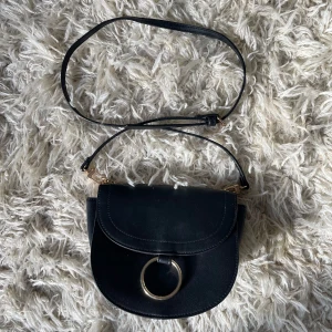 Svart väska - Flitigt använd, inga defekter. Skriv om du har fler funderingar💛