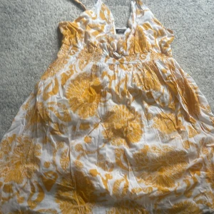 Top / klänning  - En top/kjol vet inte men från ginatricot men blomster tryck på.