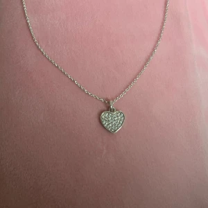 Thomas sabo Halsband - Fick av min moster i födelsedagspresent, men hon visste inte att jag var guldtjej🙈 så har inte kommit till användning, har tyvärr slängt lådan den kom i men den är från Zalando för original priset (färgen ser mer silver ut i verkligheten) 💕 