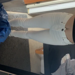 vita skinny jeans  - vita skinny jeans från DRDENIM