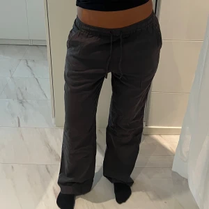 Gråa midwaist linnebyxor  - Gråa midwaist linnebyxor från madlady. Storlek xs short. Använd köp nu!