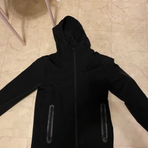 Svart jacka från Jack & Jones - Fin Jack & Jones jacka som är i storlek S. Den är i fint skick förutom vid fickorna där de är endast lite slitna, men annars är jackan väldigt fin. Perfekt för höst och vår!