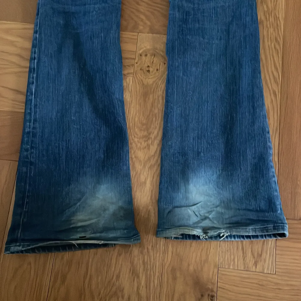 Jag säljer mina jeans då de är lite för långa för mig, jeansen är även lite skadade längs ned vid benet💕. Jeans & Byxor.