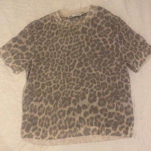 Leopard t-shirt - Säljer min oanvända leopard t-shirt. Pris kan diskuteras vid snabb affär💕