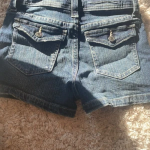 H&M Jeans Shorts - Säljer dessa ursnygga shorts från H&M. Säljer pga jag köpte fel storlek. Nypris 200kr mitt pris 180kr💗💗