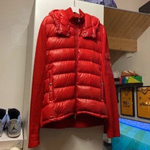 Moncler cardigan  - Säljer en moncler cardigan i storlek XXL, sitter mer som XL/L då de är små i storlekarna (jag har L i vanliga fall). Extremt fint skick förutom en lagning som man inte tänker på (sista bilden). Sällsynt, så ni som vet vad den är värd kan ju skriva 👍