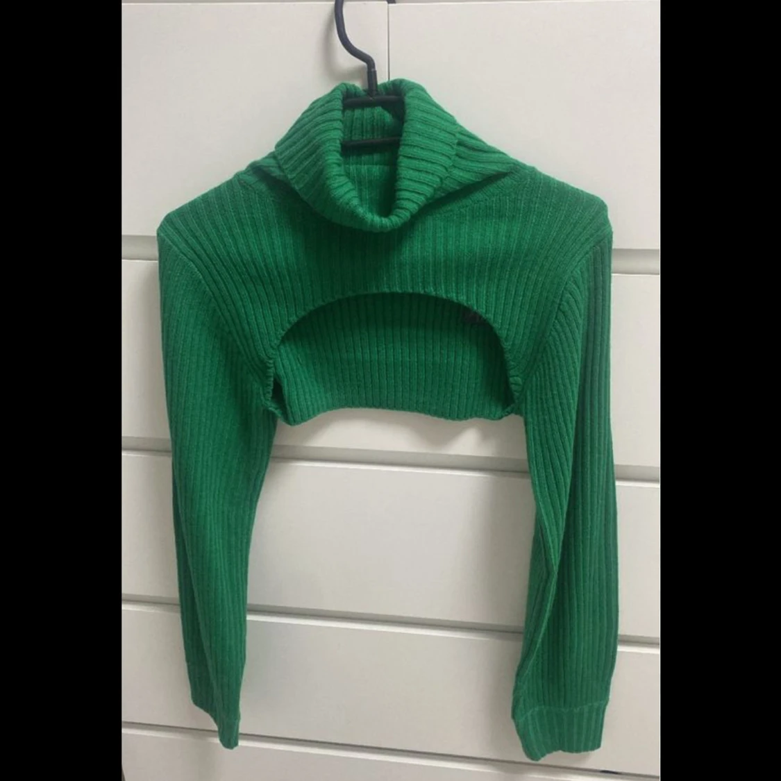 Grön ribbad polotröja - 92