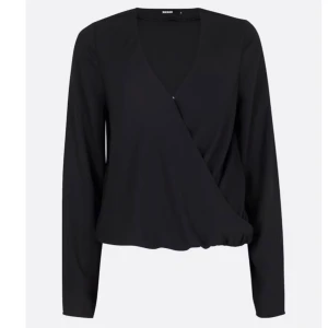 omlott blus bikbok  - superfin omlott blus från bikbok, helt oanvänd med lappen kvar💕💕 nypris 350