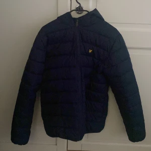 Blå lyle&scott jacka - Använd få gånger, inga skador  Priset kan förhandlas. Storlek 15-16= ungefär S