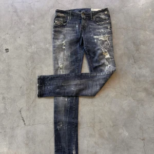 Diesel jeans slitningar  - Ett par riktigt snygga Diesel jeans med slitningar i mycket bra skick🥳🥳🤑🤩 De är i storlek w28🥳 Jag är 173 å väger 54kg och de passar bra i midjan men är lite långa🥳🥳🤑 Säljer de för 420kr🤑🤑🏆💸 Vid minsta fundering kontakta mig!!🏆🏆🎉🎉🥳🤩