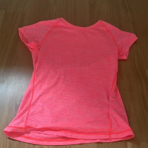 Tränings tröja  - Jätte fin tröja har använt inte alls mycket bra sick den har en liten målar fläck på framsidan men det går att tvätta bort 