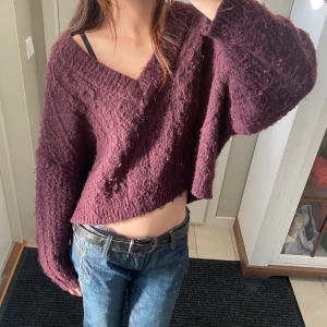 stickad v-ringad tröja - bra skick och perfekt inför hösten! skriv för fler bilder 🤍