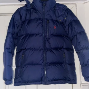 Polo Ralph Lauren Jacka - Säljer pga att den var för liten, köpt på NK för 3200kr Helt äkta såklart. Skick 10/10 Dma för frågor