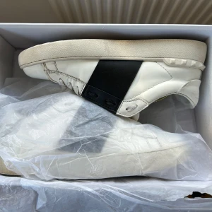 Valentino gravini open - Fina valentino opens, lite små skavanker men absolut inte tydligt synliga. Vita med svart stripe, storlek 41. Hör gärna av er vid frågor! 