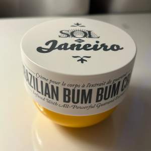 Bum Bum Cream från Sol De Janeiro. Kommer ej till användning, men luktar verkligen supergott och återfuktar huden, använd endast en gång. Köpt på Kicks för 549:-.