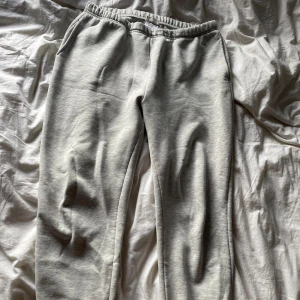 Basic Sweatpants Gina - Ett par jättesköna mjukisbyxor ifrån Gina Tricot. Bra skick. Inga fläckar eller annat. 
