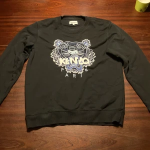 Kenzo Sweatshirt {Storlek M} - En Kenzo sweatshirt i storlek M, som jag säljer då den inte passar mig längre. Men det är inget som är sönder, och det är inga fläckar eller liknande.