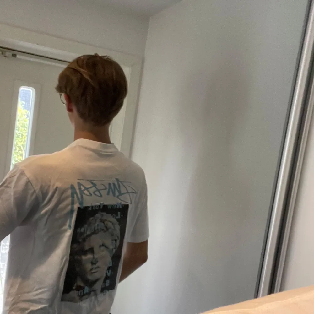 Stüssy t-shirt i 9/10 skicka. Lite missfärgning i nacken men inget som syns med tröja på. Oversized fit. Riktigt fet print på ryggen. Modellen är 180cm 63 kg. T-shirts.