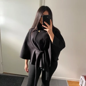 Blair poncho jacka - Säljer denna blair poncho jackan från missäy. Aldrig använd, prislappen finns kvar.  Perfekt nu inför hösten. Köpt för 459 kr + 79 kr frakt vilken motsvarar 538 kr. 