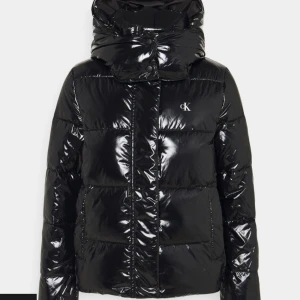 High shine Calvin Klein puffer jacket - Jättesnygg och varm vinterjacka från Calvin Klein, bara använd en halv vinter. Har ett litet hål i innetyget från att jag fastnat med ett armband, men inget som syns eller känns. Nypris 2000kr 🫶🏼