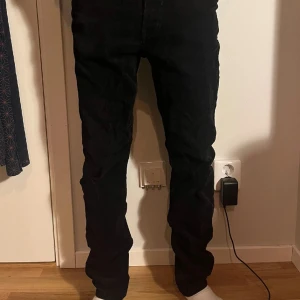 Manchesterbyxor weekday svart - Svarta manchesterbyxor i storlek 29 slim passform. Mycket bra skick och en klassisk design som passar alla tillfällen. Säljer dem pågrund av att dem var för små för mig. (Lånade bilder)