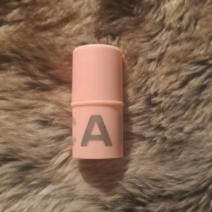 Rosa blush stick från Caia  - Säljer ett rosa blush stick från caia i nyansen Sweet Swirl. Perfekt för att ge kinderna en fräsch och naturlig färg. Kompakt och lätt att ta med i väskan.