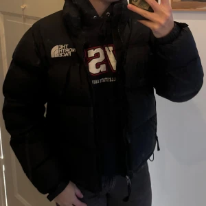 Svart dunjacka från The North Face - Säljer en svart pufferjacka från The North Face. Jackan väldigt fin förutom att ena flärpen vid handen har gått upp så man kan inte knäppa den… annars inga andra ”problem”! Pris går att diskutera. Nypris närmare 4000kr 