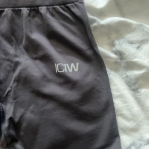 Snygga tights från ICIW - Säljer ett par fina tights från ICANIWILL som tyvärr aldrig har kommit till någon användning, så helt oanvända och nyskick❤️‍🔥(sista bilden ser ni färgen lite tydligare) strl S nypris:600kr